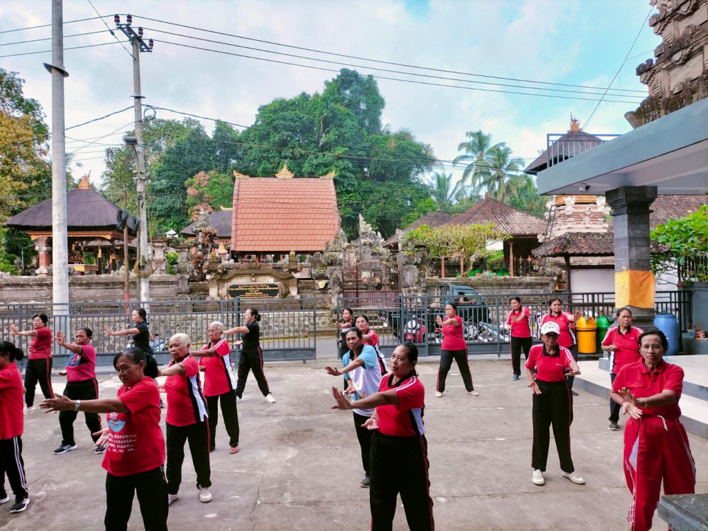 Jaga Kebugaran, Lansia Banjar Kasianan Antusias Ikuti Senam Rutin